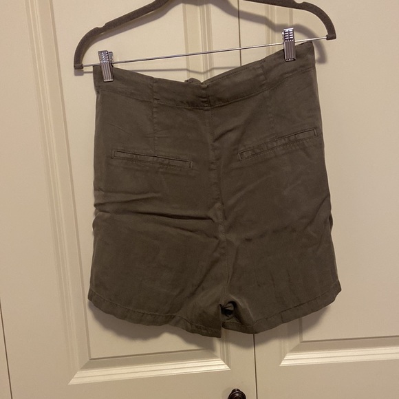 New with tags high waisted olive tie front shorts - Picture 2 of 4